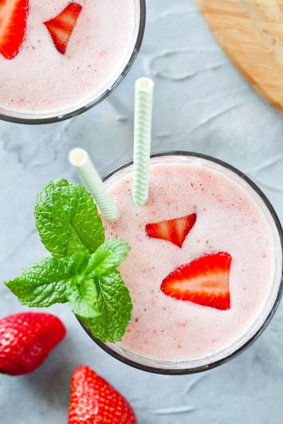 Copas de Milshake de fresa de arriba —  Fotos de Stock