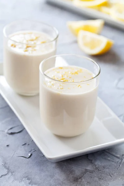 Par glas hemgjord citron pannacotta — Stockfoto