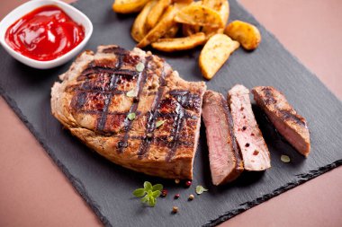 Bir tabak ızgara biftek ve patates.