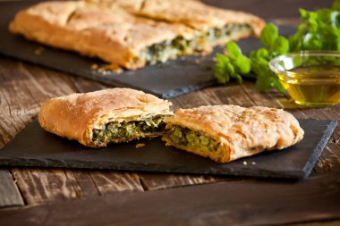 Ev yapımı Yunan spanakopita turtası ve organik ıspanak