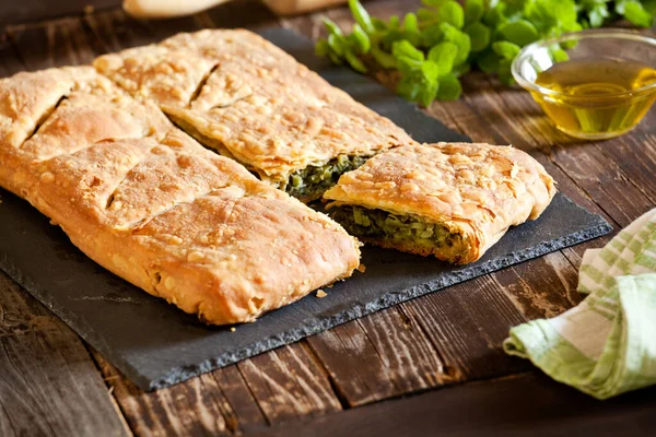 Ev yapımı Yunan spanakopita turtası ve organik ıspanak