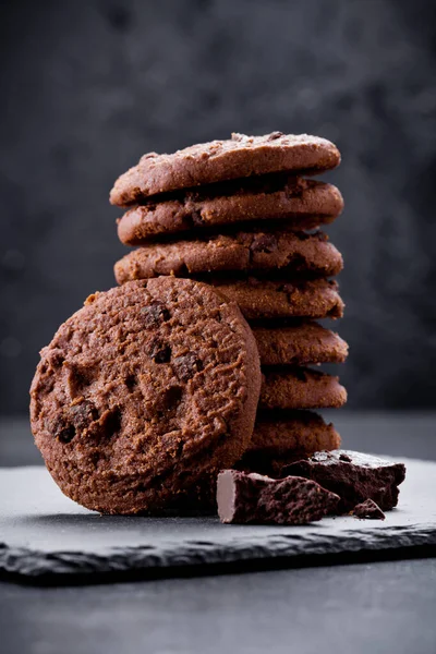一堆堆自制巧克力和巧克力片饼干 — 图库照片