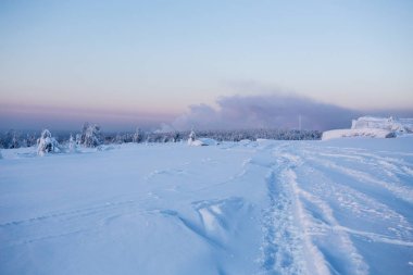 Snowdrifts ile kış iz