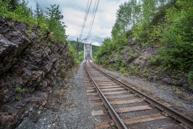 Demiryolu Köprüsü kirlenmiş nehrin Kosva