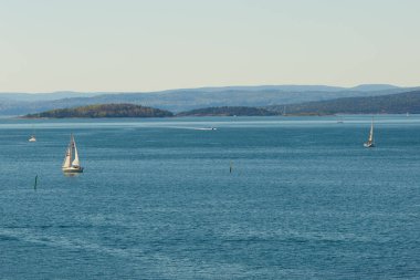 White Yat mavi denizde yelken ile güzel deniz manzarası.