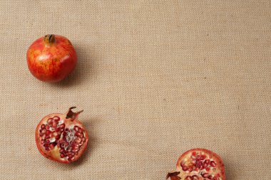 Granat bir çul yüzeye yalan elma