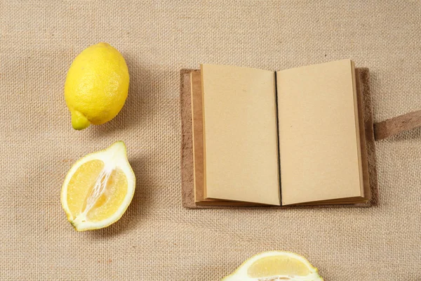 新鮮なレモンと開いているノートブック — ストック写真