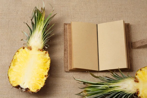 Taze Ananas ve dizüstü bir çul yüzeye yalan