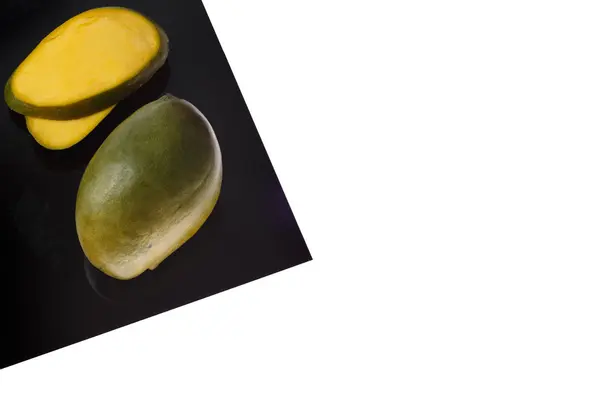 Beyaz üzerine siyah sac izole üzerinde Mango