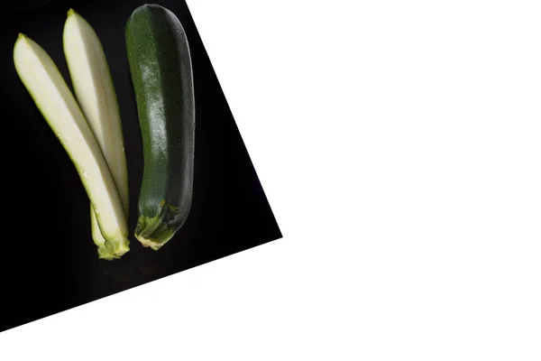 Zucchine su Foglio Nero Isolate su Bianco — Foto Stock