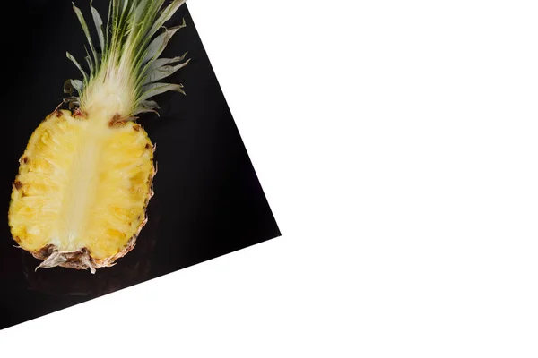 Ananas üzerinde beyaz üzerine siyah sac izole