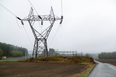 yüksek voltaj güç hatları