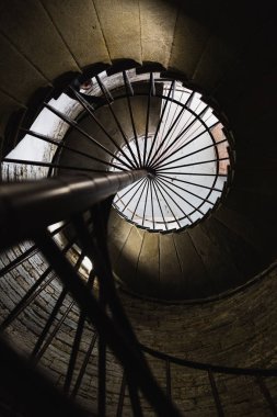 Spiral taş merdiven