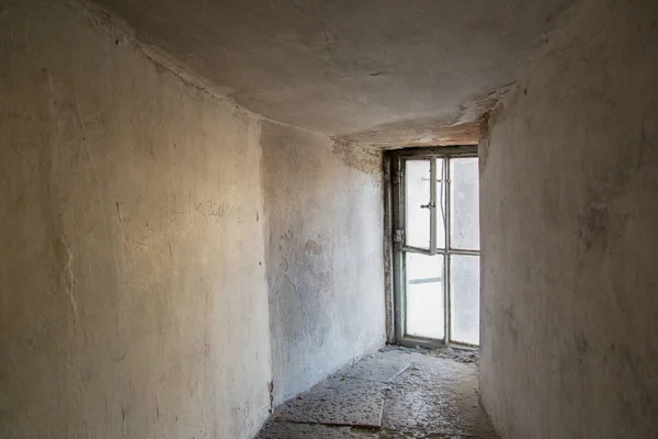 Gothic Castle Window Sunlight Pouring in Dark Contrast Architecture Fortress — Stock Photo, Image