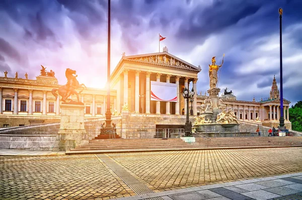 Edificio del parlamento austriaco con la estatua de Atenea en el frente —  Fotos de Stock