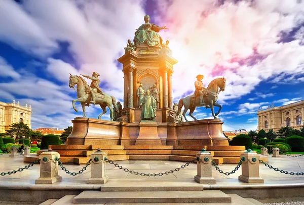 Maria Theresa Statue på torget nära historiska museet i Vie — Stockfoto