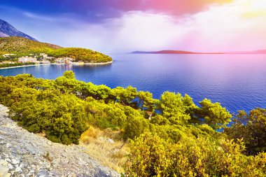 Güneş ışığı ve mavi gökyüzü altında Adriyatik Denizi'nin şaşırtıcı panorama