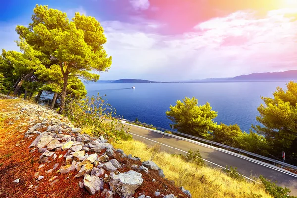 Fantastisk utsikt over det adriatiske havet under sollys og blå himmel . – stockfoto