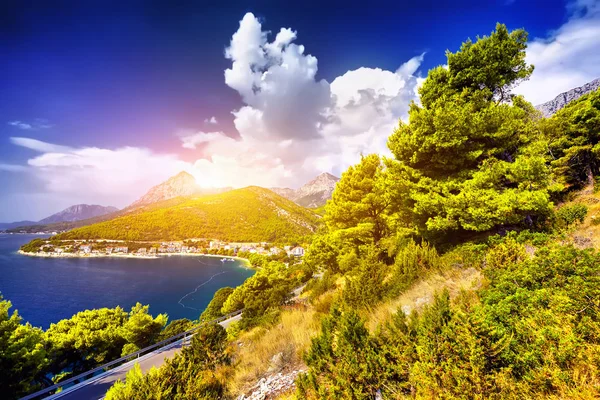 Csodálatos kilátás nyílik az Adriai-tenger, a napfény és a kék ég — Stock Fotó