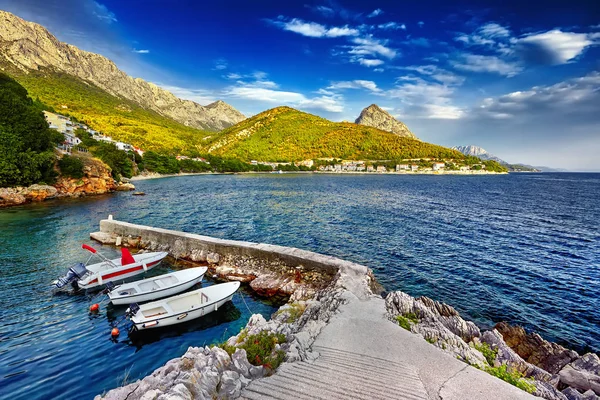 Fantasztikus kilátás nyílik az Adriai-tenger, napfény és a kék ég alatt. — Stock Fotó