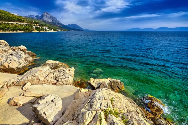 Csodálatos panoráma az Adriai-tenger, napfény és a kék ég alatt. Drámai, festői táj. Művészi képem:. — Stock Fotó