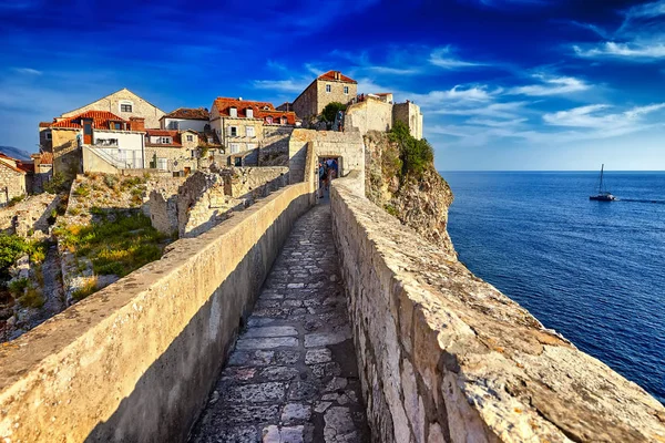 Gün batımında Panorama Dubrovnik Old Town çatılar. Avrupa, Hırvatistan