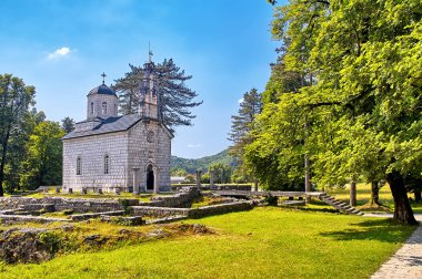 Eski Ortodoks Kilisesi Cetinje güneşli gün ve mavi gökyüzü, Montenegr