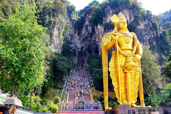 Statue et entrée des grottes de Batu près de Kuala Lumpur, Malaisie — Photo