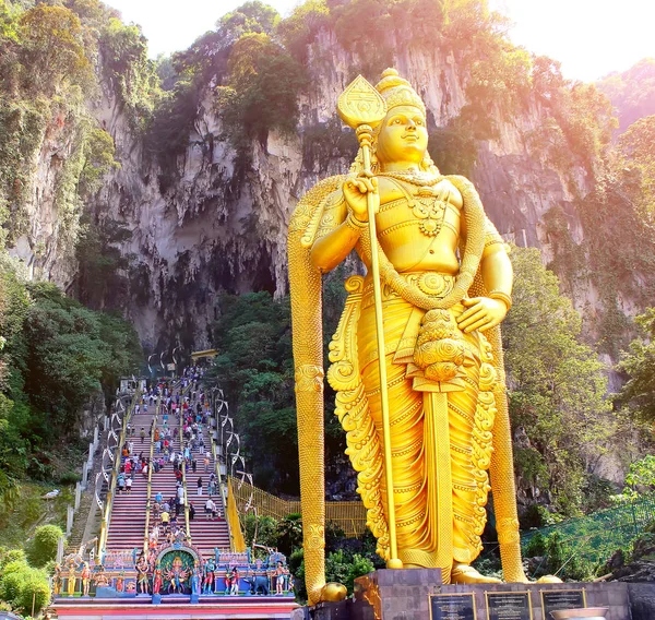 Statue et entrée des grottes de Batu près de Kuala Lumpur, Malaisie — Photo