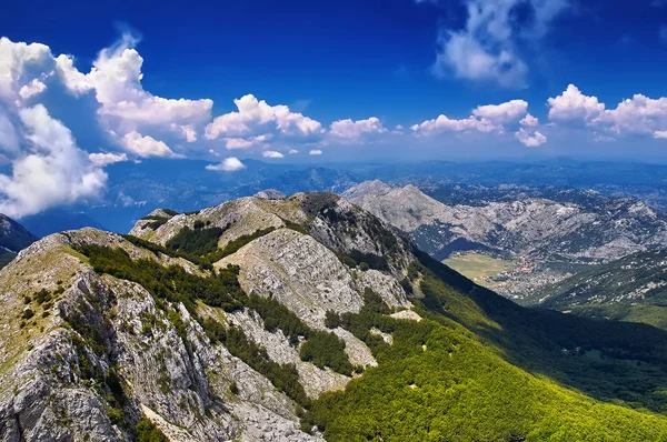 Incredibile panorama montagne verdi e cielo blu in Montenegro. Mou. — Foto Stock