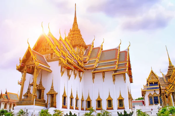 Tempel av Emerald Buddha vid solnedgången, Thailand, Bangkok, Wat Phra Kaew. Det kungliga grand palatset — Stockfoto