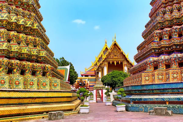 Tempel av Emerald Buddha vid solnedgången, Thailand, Bangkok, Wat Phra Kaew. Det kungliga grand palatset — Stockfoto