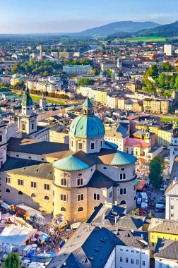 Tarihi şehir, güzel evenin içinde Salzburg havadan görünümü
