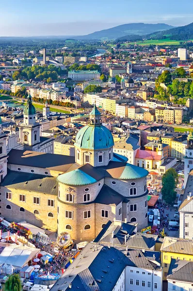 A légi felvétel a Salzburg történelmi város a szép estét — Stock Fotó