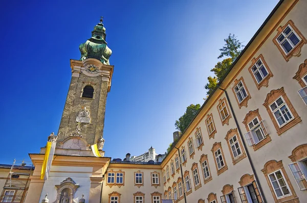 Franciskanska kyrkan och gamla street, Salzburg, Österrike — Stockfoto