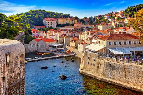 Allmän översikt över Dubrovnik - fästningar Lovrijenac och Bokar sett — Stockfoto