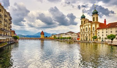 Lucerne, İsviçre - Meşhur ahşap Şapel Köprüsü, Avrupa 'nın en eski ahşap köprüsü. Luzern.