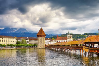 Lucerne, İsviçre - Meşhur ahşap Şapel Köprüsü, Avrupa 'nın en eski ahşap köprüsü. Luzern.