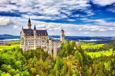 Neuschwanstein, Almanya 'nın Bavyera kentindeki Münih yakınlarındaki peri masalı şatosunun manzara resmi.