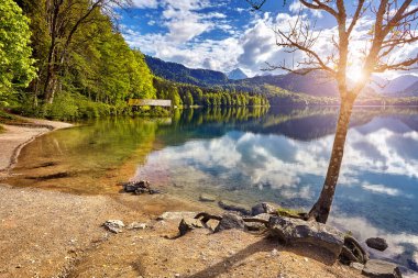 Hohenschwangau Gölü 'nde görkemli günbatımı. Almanya 'da Bavyera Alpleri