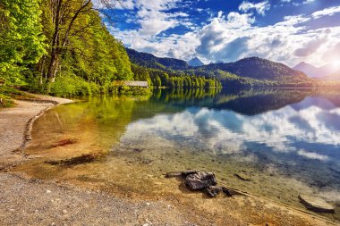 Hohenschwangau Gölü 'nde görkemli günbatımı. Almanya 'da Bavyera Alpleri