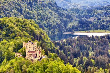 Hohenschwangau Gölü 'nde görkemli günbatımı. Hohenschwangau Kalesi. Almanya 'da Bavyera Alpleri