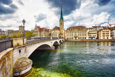 Zürih, İsviçre. Limmat nehri kıyısındaki ünlü Fraumunster Kilisesi ile tarihi şehir merkezi manzarası