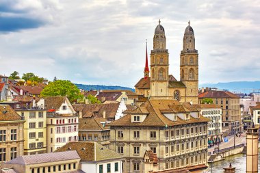 Limmat nehri üzerindeki hava manzarası ve İsviçre 'nin Zürih şehir merkezi.