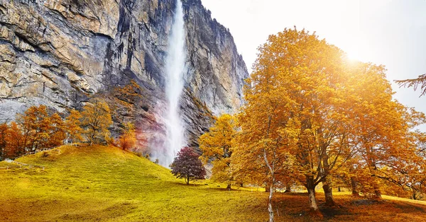 Брунфевр Деревня Брунфевр Водопады Стена Брунфевр Швейцарских Альпах Швейцария — стоковое фото