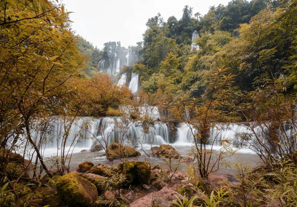 Gran cascada con sensación de otoño — Foto de Stock