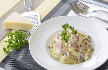 Jambon ve mantar kremalı spagetti