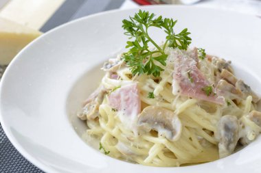 Jambon ve mantar kremalı spagetti