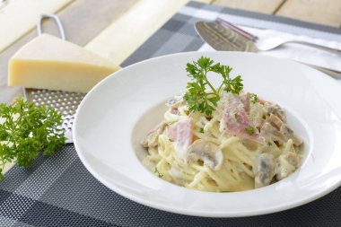 Jambon ve mantar kremalı spagetti