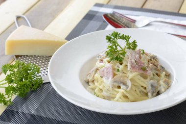Jambon ve mantar kremalı spagetti